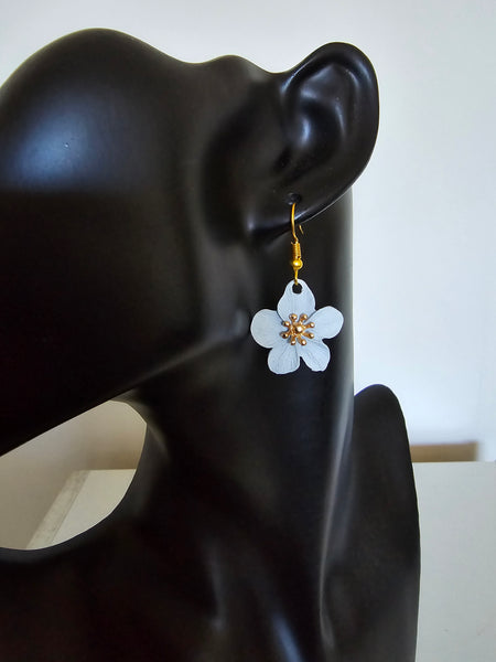 MoUI. Fun Flower Ceramic Drop Earrings White - Pacific Collection