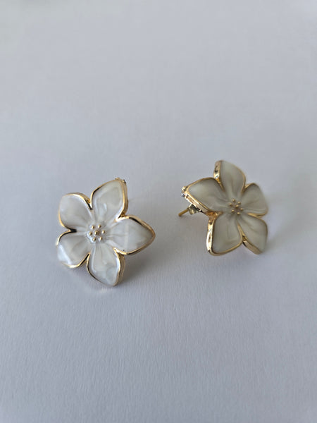 MoUi New Redesign Cream Floral Stud