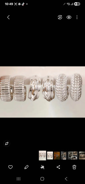 MoUi. New Silver Ribbed Hoop Earring