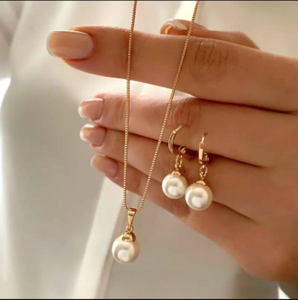 MoUi. New Classic Gold Faux Pearl Pendant Necklace Set